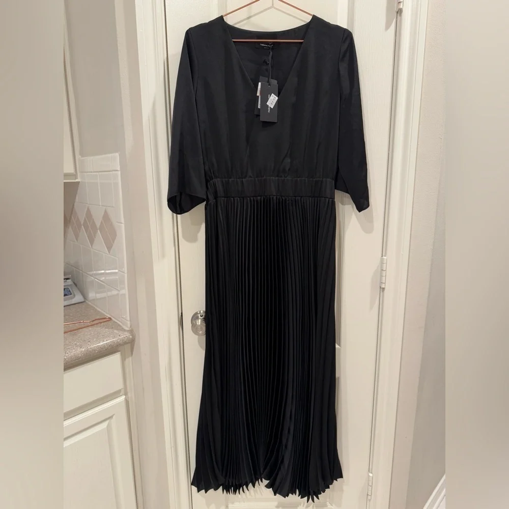 NWT FABIANA FILIPPI $1460 Black Satin V-Neck 3/4 Sleeve Pleated Dress Size IT44